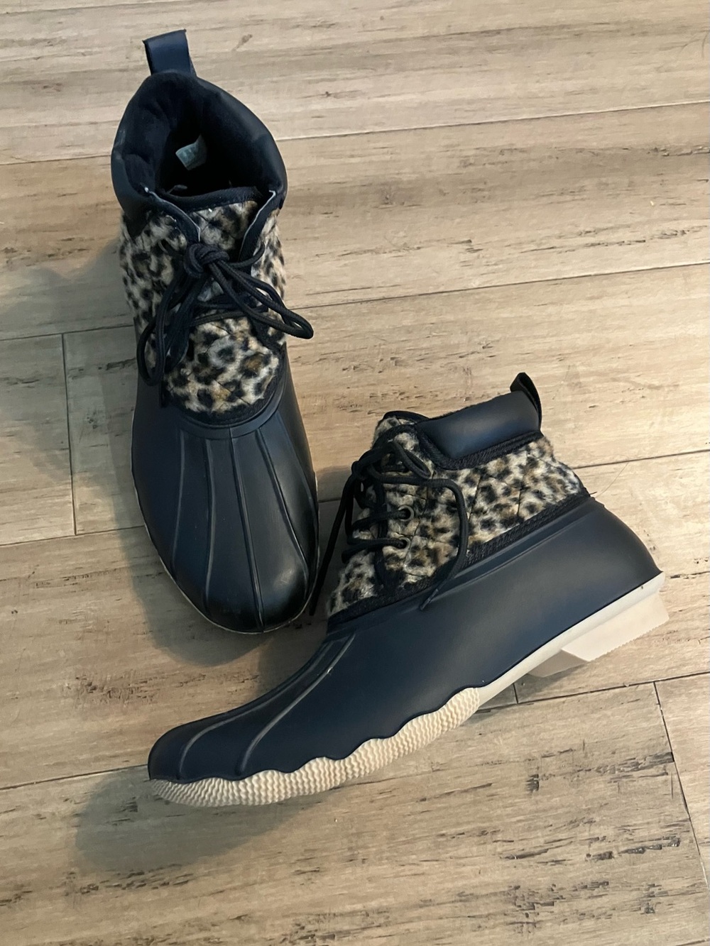 Gypsy Jazz black animal print tie rubber lace up women’s lined winter boot 9